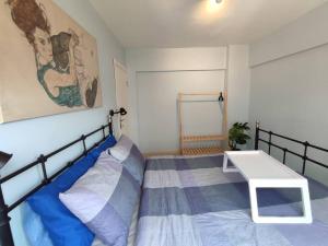 een slaapkamer met een bed en een bureau. bij Stylish Spacious 3B Flat in Ortaköy near Bosphorus in Istanbul