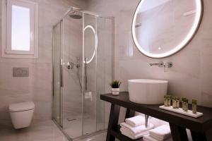 A bathroom at Acropolis Museum Grand Residence