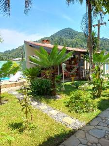 a house with a view of the ocean at Chalé da Ju in Ubatuba