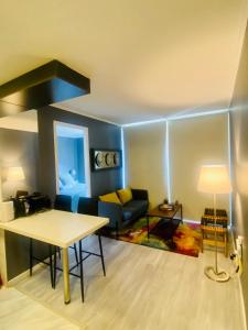 een woonkamer met een bank en een tafel bij R&B Apartments in Santiago