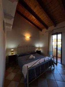 Lu RazzoniにあるApartment Viddalba/Insel Sardinien 23178のベッドルーム1室(ベッド1台、大きな窓付)