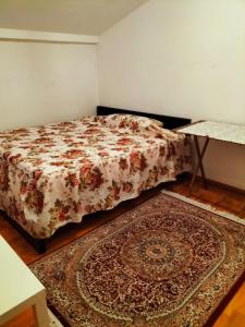 una camera con un letto e un tappeto sul pavimento di SGA a Trieste