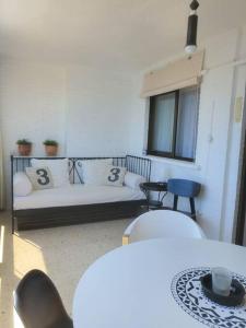 ein Wohnzimmer mit einem Sofa und einem Tisch in der Unterkunft Espectaculares vistas in Benidorm