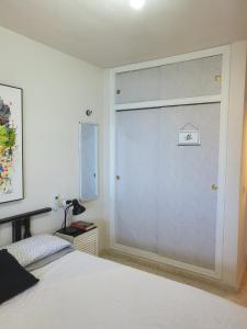Schlafzimmer mit einer großen Glasschiebetür in der Unterkunft Espectaculares vistas in Benidorm
