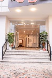 un vestíbulo con escaleras y macetas en Regal Residency en Rawalpindi