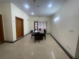 - une salle à manger avec une table et des chaises dans l'établissement Dream Palace, à Islamabad
