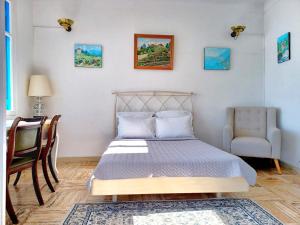 sypialnia z łóżkiem i krzesłem w obiekcie Sea view studio terrasse Cap Martin/Monaco w mieście Roquebrune-Cap-Martin