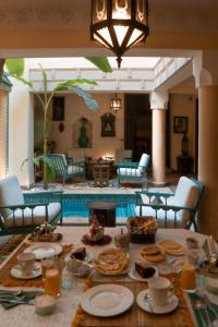 una mesa con comida en la sala de estar en RIAD DAR NAOMI en Marrakech