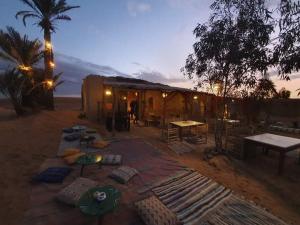 una tenda nel mezzo di un deserto di notte di SaharaTime Camp ad Adrouine