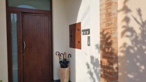 un pasillo con una puerta y un jarrón con sombrillas en Casa Vacanza A Casa Mia, en San Mauro la Bruca