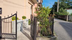 una puerta de hierro forjado frente a una casa en Casa Vacanza A Casa Mia, en San Mauro la Bruca