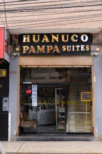 una tienda con un cartel para las suites de calabaza panapa en Huanuco Pampa Suite en Huánuco