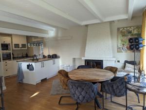 cocina con mesa y sillas en una habitación en Natures-Rest Wielen "Mendhoo", en Wielen