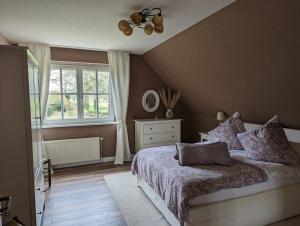 um quarto com uma cama e uma janela em Natures-Rest Wielen "Mendhoo" em Wielen