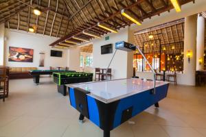 tavolo da ping pong in una stanza con due tavoli da biliardo di Allegro Cozumel All-Inclusive a Cozumel