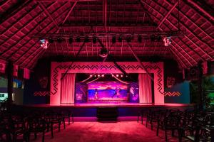 un palco con sedie davanti a un palco di Allegro Cozumel All-Inclusive a Cozumel Altre 53 foto