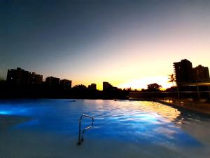 A piscina localizada em Santa Marta Moderno Loft: vistas al mar y montaña ou nos arredores