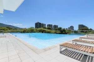 A piscina localizada em Santa Marta Moderno Loft: vistas al mar y montaña ou nos arredores