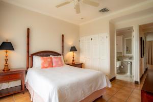 Voodi või voodid majutusasutuse Bougainvillea 8211 Luxury Apartment - Reserva Conchal toas