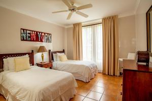 Voodi või voodid majutusasutuse Bougainvillea 8211 Luxury Apartment - Reserva Conchal toas
