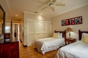 Voodi või voodid majutusasutuse Bougainvillea 8211 Luxury Apartment - Reserva Conchal toas