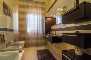 Koupelna v ubytování Villa Lazzari B&B Tra i due Mari + 37 fotografií