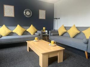 a living room with two couches and a coffee table at Stylish 2 bed apartment. in Birmingham