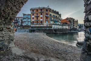 um grupo de edifícios junto a um rio em Hotel Italia e Lido Rapallo em Rapallo