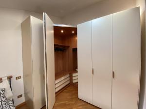 Habitación con armarios blancos y armario. en appartamento provenzali, en Cento