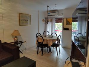 sala de estar con mesa, sillas y sofá en departamento completo en nueva Córdoba en Córdoba