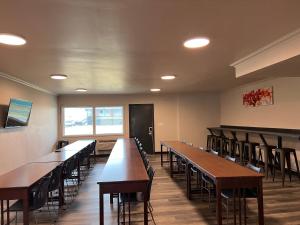 uma sala de aula com fileiras de mesas e cadeiras em Days Inn and Suites by Wyndham Port Huron em Port Huron