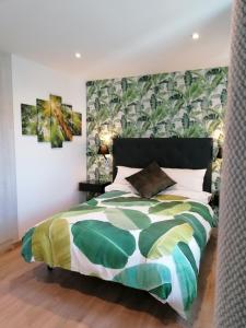 1 dormitorio con 1 cama con un edredón colorido en Las Vistas en Buendía