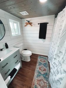 een witte badkamer met een toilet en een wastafel bij Tiny Islands Resort in Blanco
