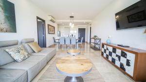 TV a/nebo společenská místnost v ubytování Roble Sabana 105 Luxury Apartment - Reserva Conchal