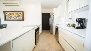 Kuchyň nebo kuchyňský kout v ubytování Roble Sabana 105 Luxury Apartment - Reserva Conchal