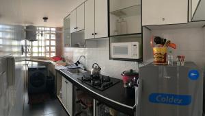 una cucina con piano cottura e frigorifero di Apartment 03 dormitorios San Miguel a Lima