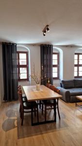 sala de estar con mesa y sofá en Ferienwohnung Villa Fortuna en Pirna