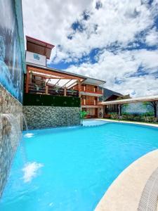 une grande piscine en face d'un bâtiment dans l'établissement Esperanza Hotel - Oxapampa, à Oxapampa