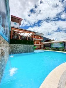 una gran piscina frente a un edificio en Esperanza Hotel - Oxapampa, en Oxapampa