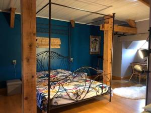 - une chambre avec un lit avec un cadre de lit en métal dans l'établissement La Maison de Suzanne, à Murol