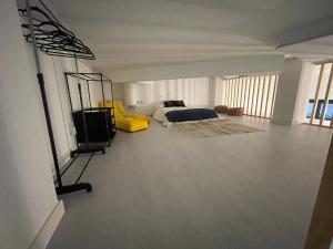 1 dormitorio con 1 cama y TV. en Nuevo apartamento Folin, en Don Benito