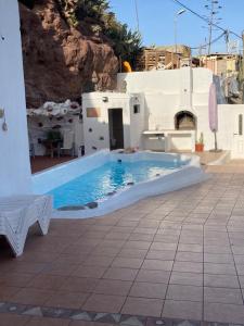 - une piscine au milieu d'un bâtiment dans l'établissement Villa Cueva Tecen Valsequillo, à Valsequillo de Gran Canaria