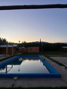una piscina vacía en un aparcamiento en Cabañas EL SOLEADO en Zonda
