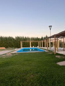 una piscina en medio de un patio en Cabañas EL SOLEADO en Zonda