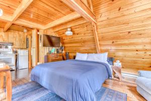 um quarto com uma cama num chalé de madeira em Chalet Shangri-La em Welches
