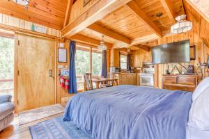 a bedroom with a large bed and a kitchen at Chalet Shangri-La in Welches