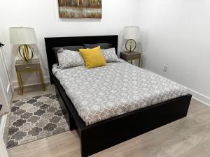 מיטה או מיטות בחדר ב-New & Renovated Spacious 2BR Apt in Thornhill