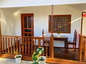 een kamer met een trap, een tafel en een deur bij CED Villas in El Nido