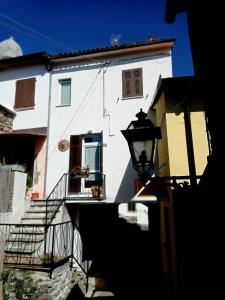 Edificio blanco con balcón y ventana en La "Casina nel borgo" , relax a un passo dalle 5 Terre, en Merizzo