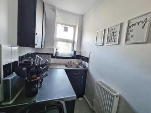 cocina con fregadero y encimera en The Headlam Apartment, en Londres